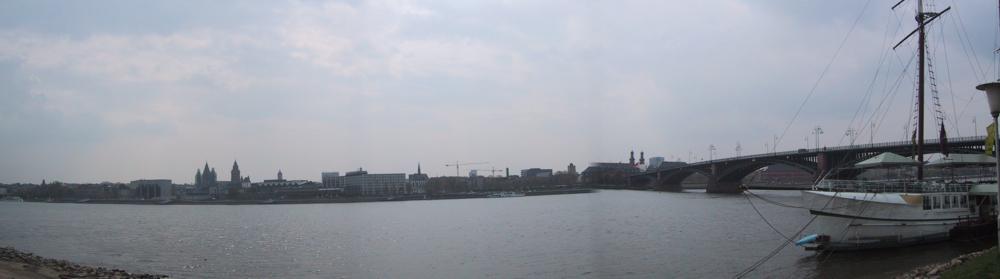 Blick vom Ufer der Reduit nach  Mainz
